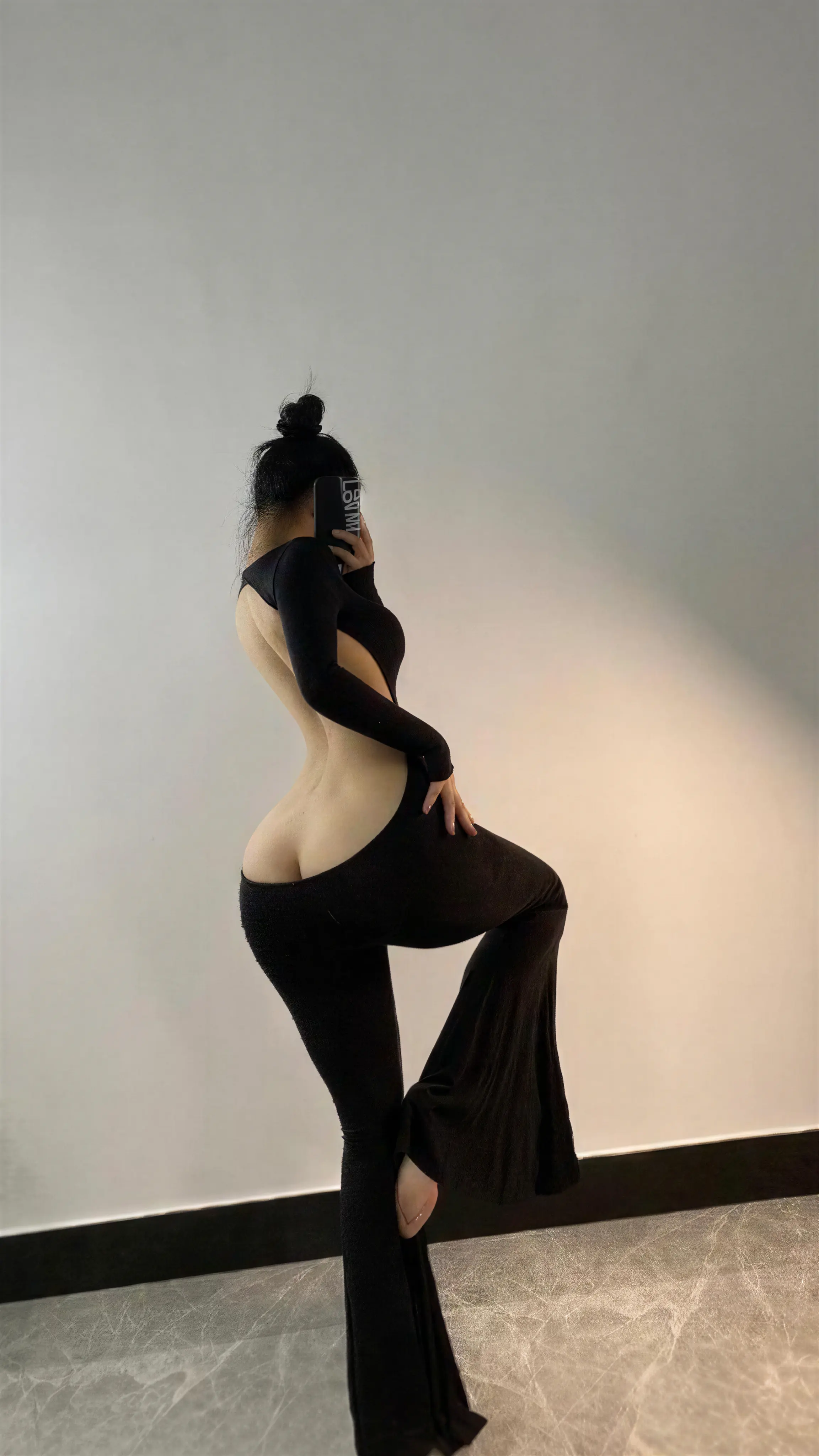 俏妞qiaoniuTT – 露背美臀 16P